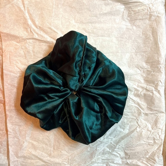 ****NEVER‎ WORN**** XL HANDMADE EMERALD SILKLY SCRUNCHIE - Picture 1 of 2